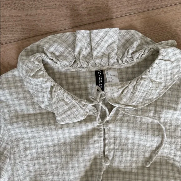 H&M Women's Green and Cream Ruffle-Collar Blouse - Picture 4 of 4